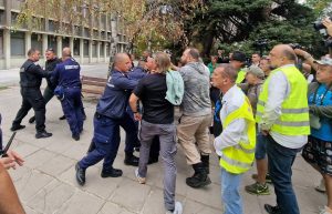 Напрежение пред централата на ДПС-НН: БОЕЦ и ПП-ДБ протестираха, Пеевски призова за контрапротест