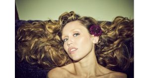 Майли Сайръс показа веждите си в нежни, почти прозрачни нюанси, които се сливат с кожата и създават ефект “голо лице” Снимка: Снимки: Инстаграм Косъмчетата са почти невидими, сякаш “размазани” и потънали в кожата. Техниката се прави чрез изсветляване с боя или избелване с грим.