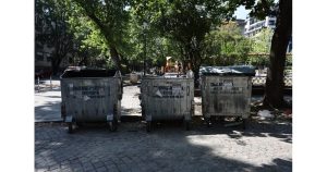 С новите договори общината иска София да е по-чиста. СНИМКА: СТОЛИЧНА ОБЩИНА Сивите контейнери за боклук в столицата ще бъдат заменени от нови, които ще са механични и затворени. СНИМКА: ГЕОРГИ КЮРПАНОВ Софиянци изхвърлят ненужни вещи в мобилната точка.