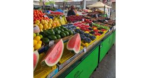 Някои от търговците на пазара работят на една и съща сергия вече десетилетия. СНИМКИ: “ПАЗАРИ ЮГ” Продавачите на пазара в “Красно село” подреждат в красиви пирамиди плодове и зеленчуци.