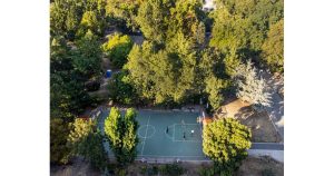 Баскетболното игрище в Княжеската градина е един от най-новите спортни обекти със свободен достъп. Снимка: Георги Палейков Пет стрийт фитнеса в столични паркове ще бъдат адаптирани за хора с увреждания.