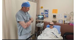 Канадецът, който е един от първите в страната си, подложени на операцията зъб в око, разговаря със своя хирург.