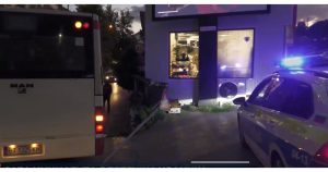 Автобусът е направил остър завой преди пешеходната пътека, след което съборил знака, който паднал върху количката на детето кадър: БНТ