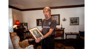 Д-р Александър Апостолов до днес мечтае да прилича на прочутия си дядо акад. Александър Балан и да е работоспособен като него до дълбока старост. СНИМКА: ВАСИЛ ПЕТКОВ Д-р Александър Апостолов, когато е в София обича да седи на бюрото на прадядо си акад. Александър Балан. СНИМКА: ВАСИЛ ПЕТКОВ Акад. Александър Балан е основател и първи ректор на Софийския университет, след което още два пъти е избиран за ректор. Акад. Александър Балан искал до бюрото му винаги да е бюстът на Омир. СНИМКА: ВАСИЛ ПЕТКОВ Александър Апостолов цял живот съжалява, че никога не е виждал своя дядо Владимир Балан, убит от комунистите. СНИМКА: ВАСИЛ ПЕТКОВ