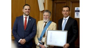 Кметът Васил Терзиев и председателят на Столичния общински съвет Цветомир Петров връчват званието “Почетен гражданин на София” на Руси Чанев. СНИМКИ: ЮЛИАН САВЧЕВ И АРХИВ Руси Чанев с Наум Шопов, когото определя за един от учителите си в актьорската професия. Руси Чанев като Жак Мюрие в "Осъдени души" Като Петела в "Авантаж" - филма, в който, както казват мнозина, показва големия си потенциал Актьорът в епоса "Мера според мера"