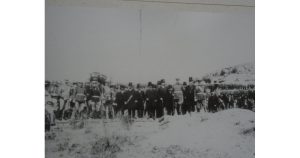 Цар Фердинанд и министрите при обявяване на Независимостта. СНИМКИ: АРХИВ Хилядите на хълма Царевец. Църквата “Св. 40 мъченици” в началото на миналия век. Гара Търново, на която спира царският влак.