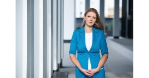 Вероника Димитрова Снимка: NOVA/ Красена Ангелова С министър Георги Георгиев, който я награди с грамота заради репортажа й за баба Янка Снимка: NOVA/ Красена Ангелова Вероника Димитрова получава наградата “Достоен българин” през 2024 г. Снимка: 24 часа С част от наградите си в нюзрума на Нова тв Снимка: NOVA/ Красена Ангелова Наградите на Вероника за работата заемат цял шкаф в дома й. Снимка: Личен архив Вероника Димитрова на почивка Снимка: Личен архив Вероника Димитрова на излет в планината Снимка: Личен архив