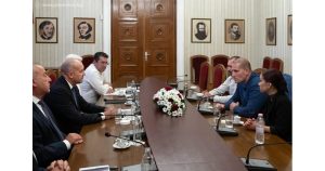 Срещата на президента Радев с бивши служители на завода и самия Цанов. СНИМКА: ПРЕССЕКРЕТАРИАТ НА ДЪРЖАВНИЯ ГЛАВА