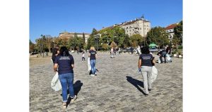 Доброволци събраха 10 кг. фасове от площада за час и половина. Снимки: Община София