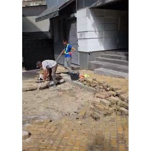 Работници къртят жълтите павета пред входа на служебния паркинг Кадър Ивайло Мирчев