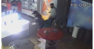 На записите се вижда как трима мъже пълнят чували с техниката от магазина. Кадър bTV