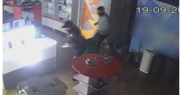На записите се вижда как трима мъже пълнят чували с техниката от магазина. Кадър bTV