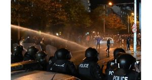 Полицията извади водно оръдие срещу протестиращите срещу БФС фенове през ноември 2023 г. Снимката е илюстративна. Снимка: Йордан Симeонов