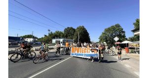 Десетки от Труд отново излязоха на протест заради нерешен транспортен проблем.