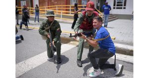 Венецуела започна да обучава цивилни за борба със САЩ в случай на нападение. СНИМКА: Ройтерс Венецуела започна да обучава цивилни за борба със САЩ в случай на нападение. СНИМКА: Ройтерс