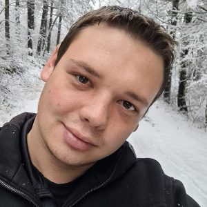 26-годишният Велислав Семейството имало 2 коли, самоубило се в едната, а другата все още е паркирана в двора на къщата. Домът на семейството