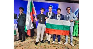 Дамян и съотборниците му развяват българското знаме в Дубай. 18 септември: Премиерът Росен Желязков и министърът на образованието и науката Красимир Вълчев награждават българските олимпийци по природни науки и техните ръководители. СНИМКА: ВЕЛИСЛАВ НИКОЛОВ