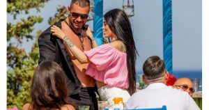 Ергените и ергенките атакуваха ефира от 1 септември и засенчиха конкурентното “Диви и красиви”. Но със старта си “Игри на волята” отвя по рейтинг страстите в Родос. Александра Богданска и Башар Рахал отново са водещи на Големия брат. В новия сезон един от съквартирантите влезе с визия, която “разлая” социалните мрежи. Журито на “България търси талант” - Николаос Цитиридис, Катерина Евро, Галена и Юлиан Вергов. Със завръщането си на малкия екран като водеща на “Преди обед” по bTV Венета Райкова бързо прикова вниманието към себе си. Сцена от “Диви и красиви” С премиерата си на 16 септември “Traitors: Игра на предатели” (27.19 шер) не успя да надвие конкурентното “Игри на волята” (33.39 шер). Ралица Паскалева и Павел Николов са водещи на седмия сезон на “Игри на волята”. СНИМКА: НОВА ТВ