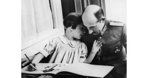 Цар Борис III обичал да рисува с дъщеря си. СНИМКИ: ГЕТИ И АРХИВ След последната среща с Хитлер, монархът се разболява и умира. На една от почивките им в Боровец заедно с германка бавачка, която е гушнала малкия Симеон. Царицата тайно мечтаела за още две деца - момче и момиче.