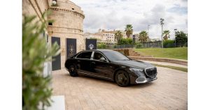 Mercedes-Maybach S 680, наречен V12 Edition, има масивни златни елементи. Снимка: Мерцедес