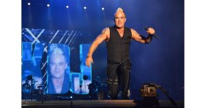 Роби Уилямс пя в Бургас през 2015 г. СНИМКА: ЕЛЕНА ФОТЕВА