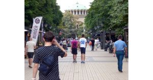 Хора се разхождат по столичния булевард "Витоша".