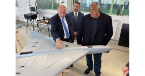 Бойко Борисов разглежда производството в Самоков. СНИМКА: ФЕЙСБУК СТРАНИЦА НА ЛИДЕРА НА ГЕРБ