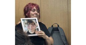 Бабата на загиналата Габриела носеше снимката й в съда. Снимка: Ваня Драганова