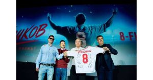 Христо Стоичков с продуцента и сценариста на филма Владимир Памуков, режисьора Мартин Макариев и актьора Александър Сано Снимки: Пламен Кодров