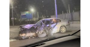 Предната част на БМВ-то е тотално смачкана. Снимка: Мая Вакрилова Полиция е на мястото. Снимка: Мая Вакрилова По пътя има разпилени стъкла. Снимка: Мая Вакрилова