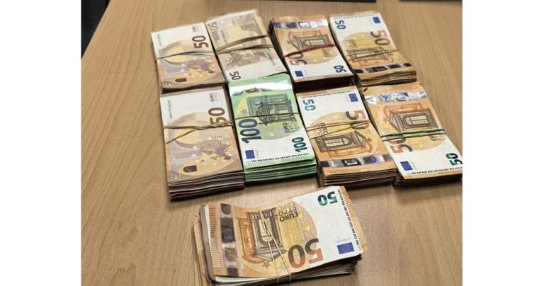 Откриха близо 160 хил. евро, укрити в камиони на Капитан Андреево СНИМКА: Агенция "Митници"