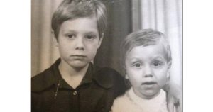 Константин попфолк певец с брат си любител на бързи коли