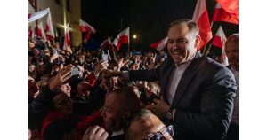 Полша затяга правилата за помощите за украинските бежанци след спор между правителство и президент