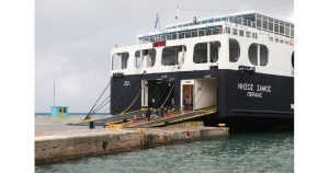 Извънредно положение в Гърция: Силни бури парализират фериботите, води се до забранeнo корабоплаване