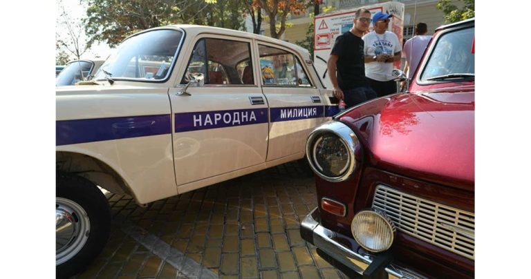 Ретро величие: Над 200 класически автомобила и мотори озариха Троян Ретро величие: Над 200 класически автомобила и мотори озариха Троян
