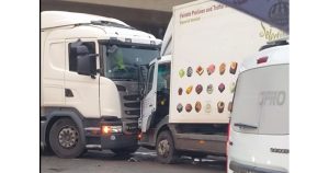 Челен удар между тир и камион на Чепинско шосе в София