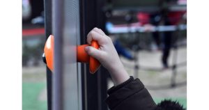 Дете заклещи ръка във вендинг машина в Кюстендил, пожарникари го спасиха