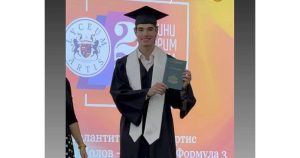 Никола Цолов с диплома в ръка и договор за Формула 2