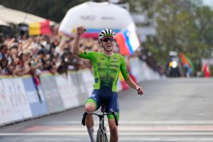 Тадей Погачар триумфира сам на 70 км от финала за световна титла и завърши феноменална 2025 г.