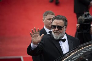 Ръсел Кроу блесна с нова визия при получаване на награда в Цюрих