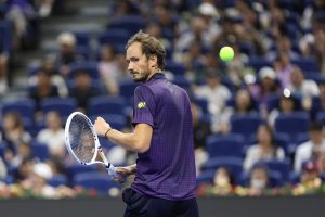 Медведев пречупи Зверев за 60-ия си полуфинал в Тура