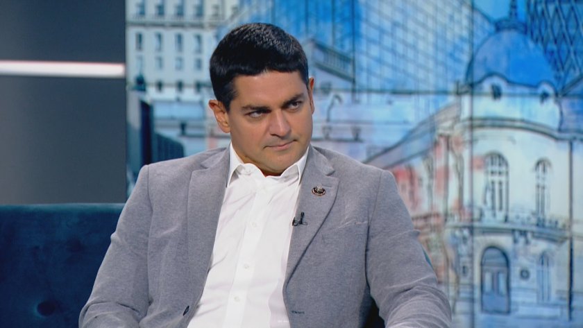 Радостин Василев: "Кулинарната лакомия" на Пеевски дразни Борисов, коментира напрежението във властта Радостин Василев: "Кулинарната лакомия" на Пеевски дразни Борисов, коментира напрежението във властта