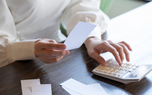 Защо младите българи затъват в дългове? Причините и как да се предпазим