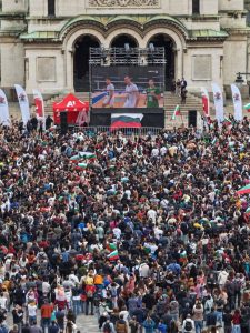 Шампионите в сърцата: Волейболистите ни с грандиозно посрещане на площад „Св. Александър Невски“