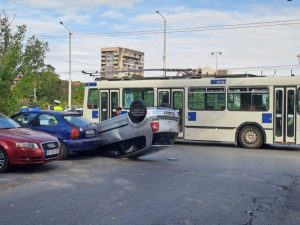Какво предхожда удара на кола в тролей в Русе, преобърнал я по таван?