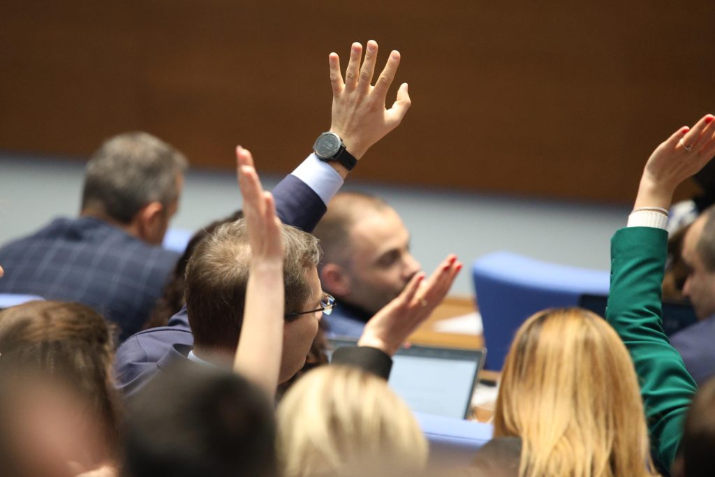 Парламентът приключва седмицата с изслушване на министри и обвинения в саботаж