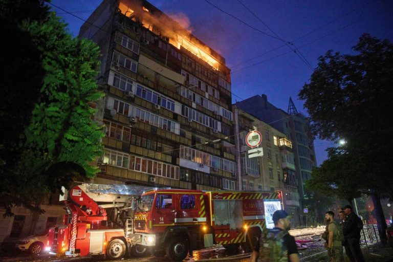 Масирана руска атака нанесе удари по Украйна, десетки жертви и сериозни разрушения