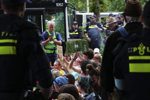 Хага в хаос: Сблъсъци на протест срещу миграцията, атака срещу D66 и други инциденти