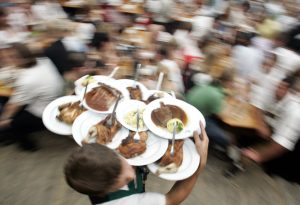 Октоберфест 2025 в Мюнхен: Рекордно високи цени на бирата и храната посрещат посетителите