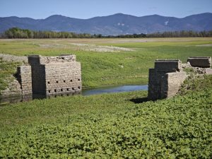 Мостът „Шейтана“ отново на сухо: Язовир „Копринка“ разкрива вековни тайни